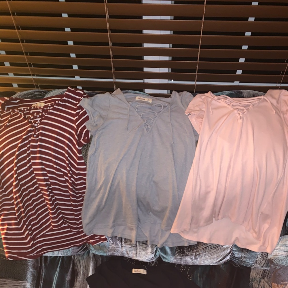 A bundle!! hollister cross tshirts for one price!!